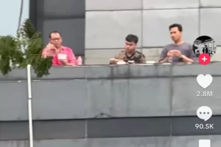 viral!-diduga-staf-dpr-terekam-makan-mie-goreng-sambil-tertawakan-aksi-demo