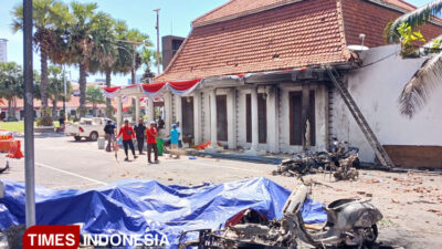 surabaya-pasca-demo,-beberapa-fasilitas-umum-rusak-dan-pos-polisi-hangus-terbakar-–-times-banyuwangi