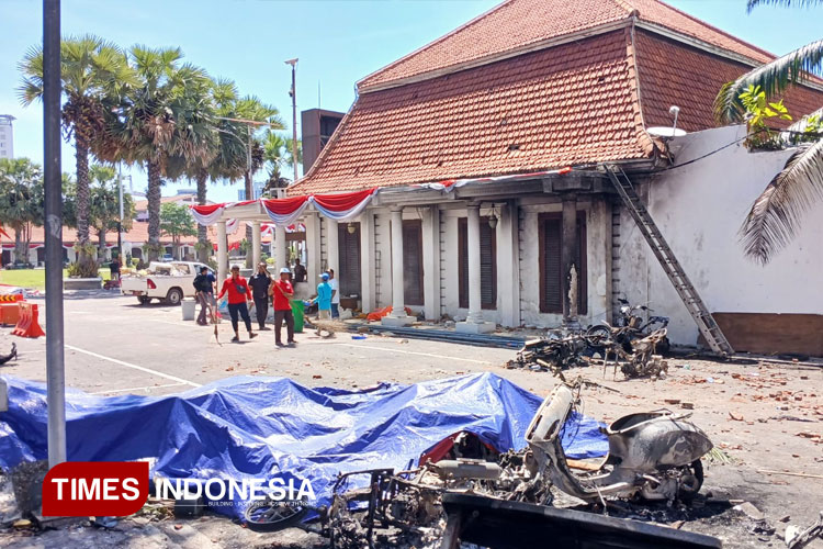 surabaya-pasca-demo,-beberapa-fasilitas-umum-rusak-dan-pos-polisi-hangus-terbakar-–-times-banyuwangi