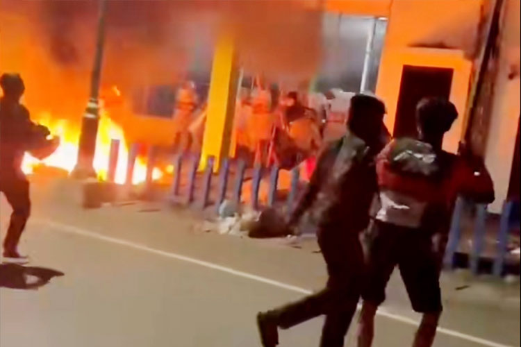demo-ricuh-di-surabaya-merembet-ke-sidoarjo,-pos-polisi-waru-ikut-dibakar-–-times-banyuwangi