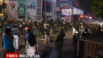 suasana-purwokerto-makin-mencekam,-sejumlah-polisi-bermotor-diserang-massa-–-times-banyuwangi