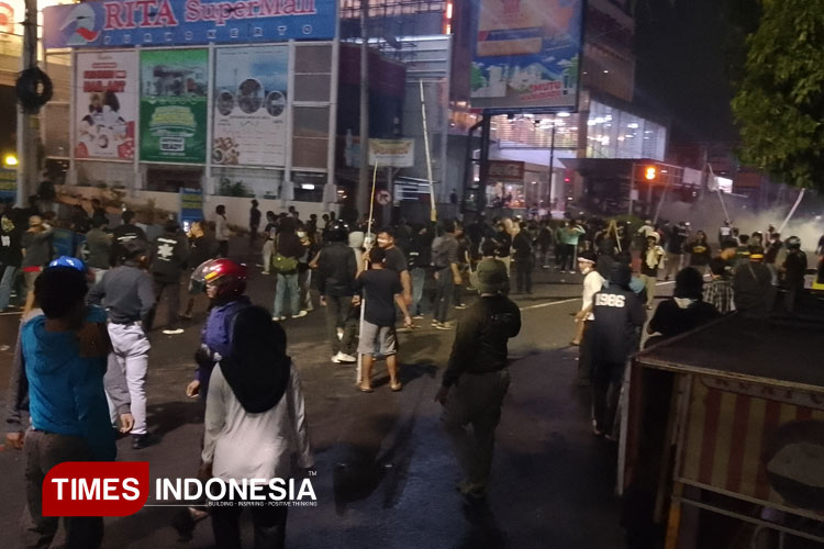 suasana-purwokerto-makin-mencekam,-sejumlah-polisi-bermotor-diserang-massa-–-times-banyuwangi
