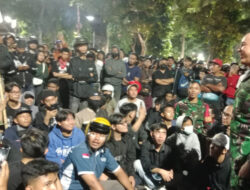 TNI Siaga di Gedung Grahadi Surabaya, Gubernur Jatim dan Pangdam V Brawijaya Temui Massa Aksi – TIMES Banyuwangi