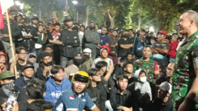 tni-siaga-di-gedung-grahadi-surabaya,-gubernur-jatim-dan-pangdam-v-brawijaya-temui-massa-aksi-–-times-banyuwangi