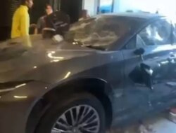 Mobil Listrik Rp 2,2 Miliar Milik Ahmad Sahroni Hancur Digebuk Massa di Tanjung Priok