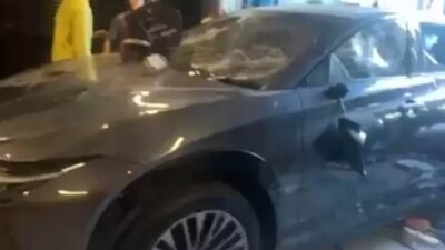 mobil-listrik-rp-2,2-miliar-milik-ahmad-sahroni-hancur-digebuk-massa-di-tanjung-priok