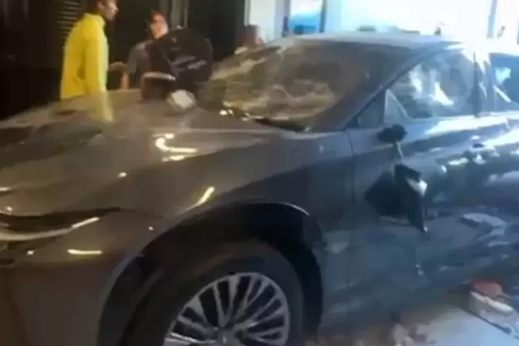 mobil-listrik-rp-2,2-miliar-milik-ahmad-sahroni-hancur-digebuk-massa-di-tanjung-priok