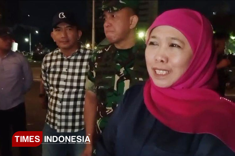 sebelum-gedung-negara-grahadi-dibakar,-gubernur-khofifah-sampaikan-hal-ini-saat-temui-massa-–-times-banyuwangi