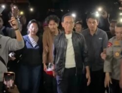 Diiringi Gending Raja Manggala Tanpa Pengawalan Ketat, Sri Sultan Hamengku Buwono X Turun Temui Demonstran di Mapolda DIY