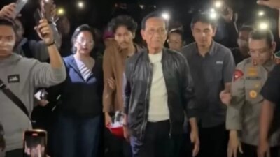 diiringi-gending-raja-manggala-tanpa-pengawalan-ketat,-sri-sultan-hamengku-buwono-x-turun-temui-demonstran-di-mapolda-diy