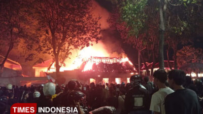 demo-ricuh-surabaya,-gedung-ruang-dinas-wagub-jatim-emil-dardak-dibakar-massa-–-times-banyuwangi