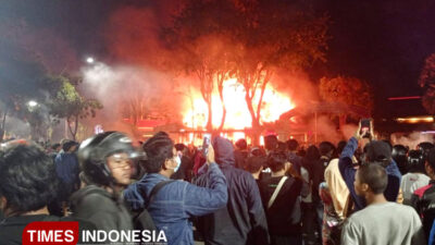 gedung-negara-grahadi-tetap-dibobol-dan-dibakar-massa-meski-gubernur-khofifah-sudah-beri-penjelasan-–-times-banyuwangi