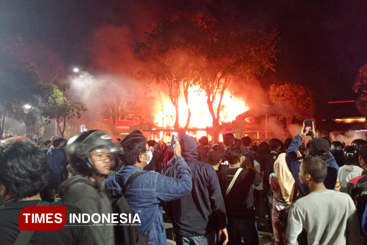 gedung-negara-grahadi-tetap-dibobol-dan-dibakar-massa-meski-gubernur-khofifah-sudah-beri-penjelasan-–-times-banyuwangi