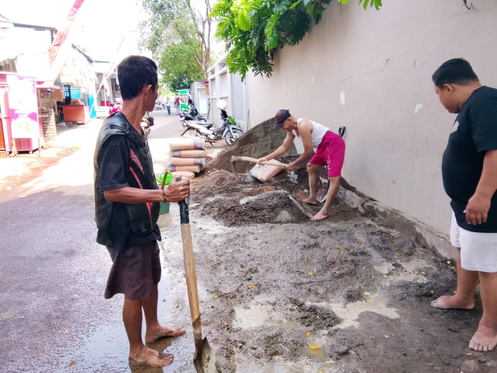 anggota-paguyuban-pasar-blambangan-lakukan-kegiatan-plesterisasi