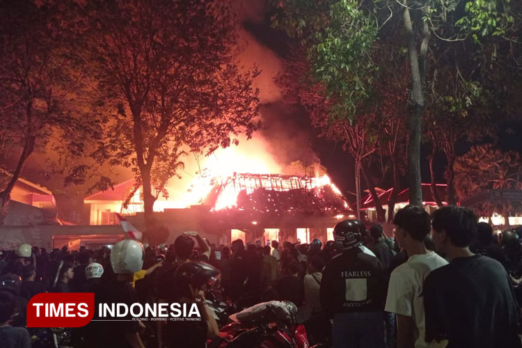demo-ricuh-surabaya,-gedung-rumah-dinas-wagub-jatim-emil-dardak-dibakar-massa-–-times-banyuwangi