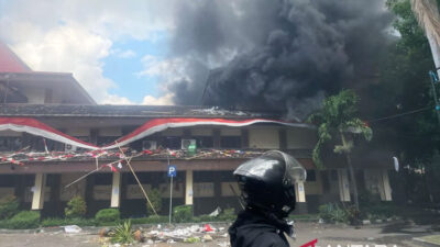 kericuhan-di-cirebon,-gedung-dprd-hangus-terbakar-dan-fasilitas-rusak-parah-–-times-banyuwangi