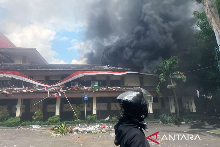 kericuhan-di-cirebon,-gedung-dprd-hangus-terbakar-dan-fasilitas-rusak-parah-–-times-banyuwangi