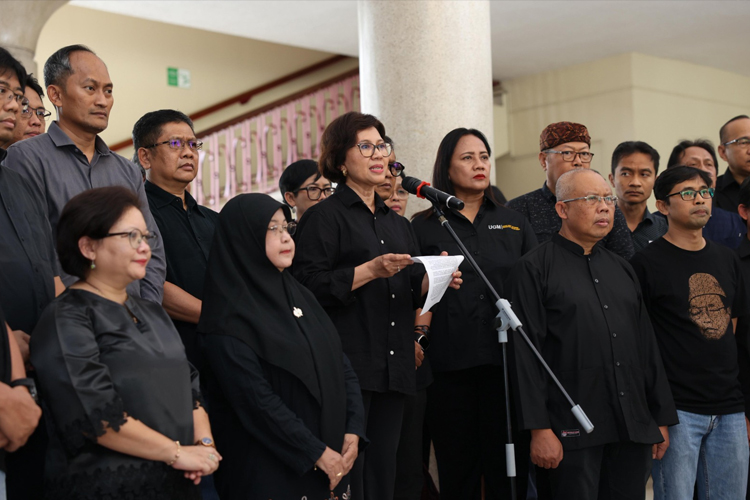 ugm-ajak-bangsa-pilih-jalan-damai,-hentikan-kekerasan-aksi-massa-–-times-banyuwangi