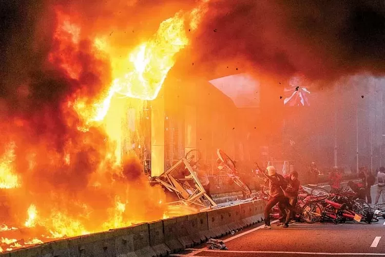 gelombang-demo-berdarah-usai-tewasnya-ojol-di-jakarta,-gedung-dprd-dibakar-dari-jakarta-hingga-makassar