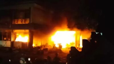 kediri-juga-membara!-gedung-dprd-kota-dan-kabupaten-dibakar-massa,-pemkab-ikut-jadi-sasaran-amuk