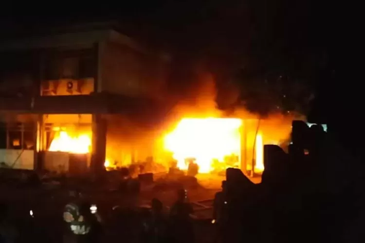 kediri-juga-membara!-gedung-dprd-kota-dan-kabupaten-dibakar-massa,-pemkab-ikut-jadi-sasaran-amuk