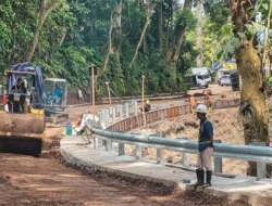 Progres Perbaikan Jalan Gumitir Jember–Banyuwangi Sudah Berapa Persen? Pekerja Lembur Siang Malam