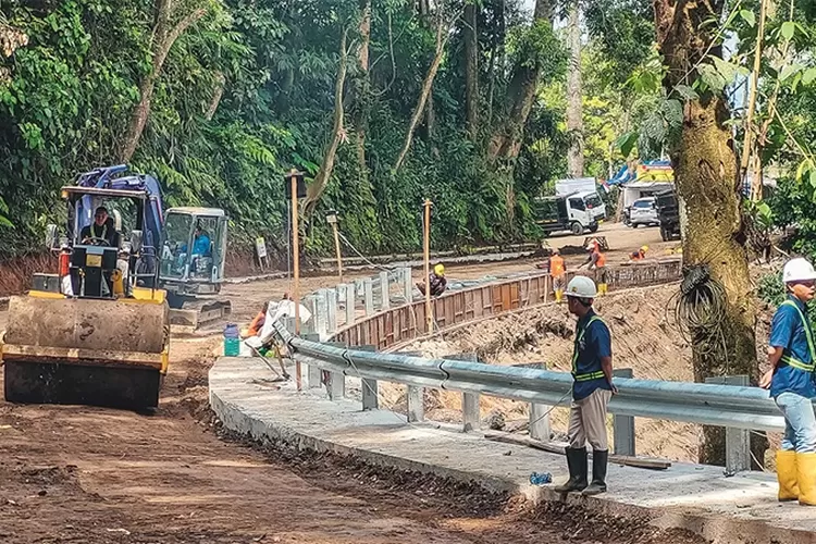 progres-perbaikan-jalan-gumitir-jember–banyuwangi-sudah-berapa-persen?-pekerja-lembur-siang-malam