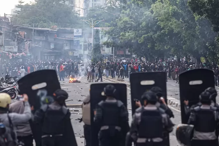 dampak-darurat-militer:-dari-pembatasan-hak-sipil-hingga-peran-tni