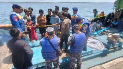 prajurit-lanal-dan-satpolairud-banyuwangi-evakuasi-11-abk-kapal-diduga-alami-eksploitasi-kerja