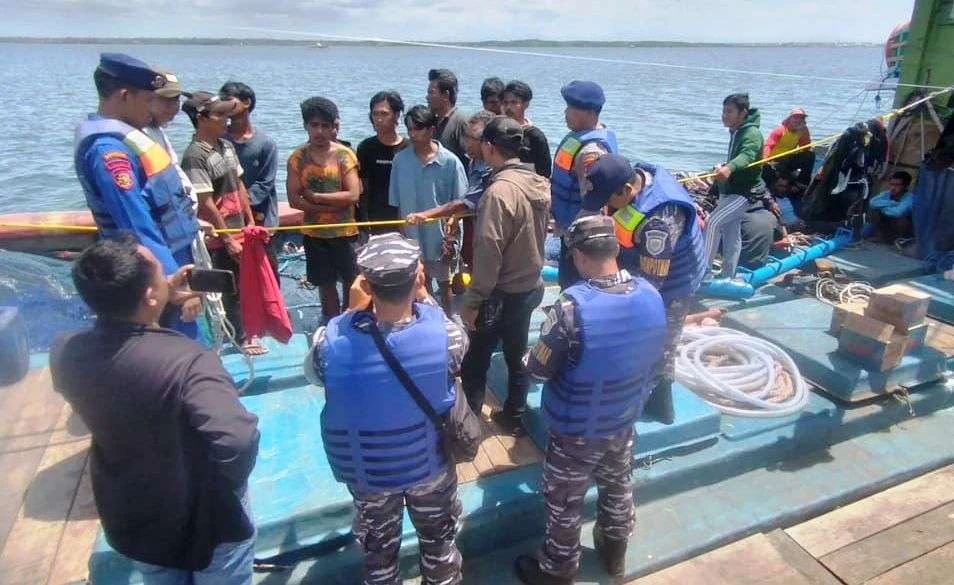 prajurit-lanal-dan-satpolairud-banyuwangi-evakuasi-11-abk-kapal-diduga-alami-eksploitasi-kerja