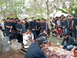 Tangis Pecah di Sleman! Mahasiswa Amikom Korban Demo di Polda DIY Dimakamkan