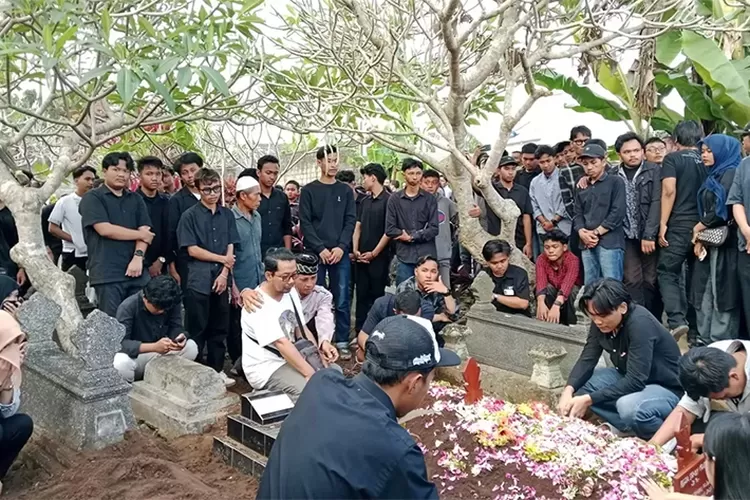 tangis-pecah-di-sleman!-mahasiswa-amikom-korban-demo-di-polda-diy-dimakamkan