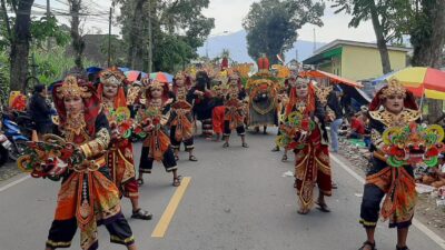 warga-karanggudang-kalibaruwetan-raih-juara-1-karnaval-kecamatan