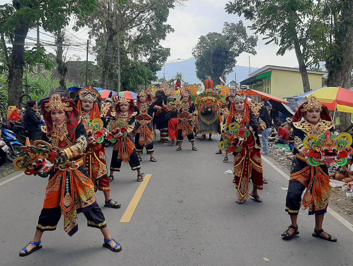 warga-karanggudang-kalibaruwetan-raih-juara-1-karnaval-kecamatan
