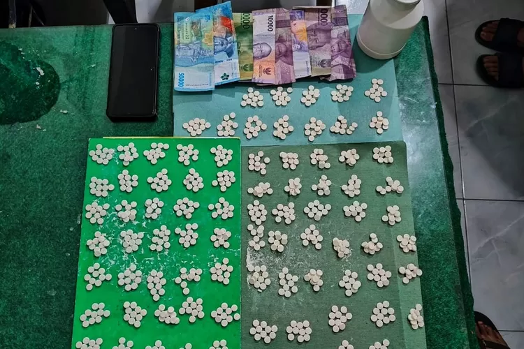 pemuda-banyuwangi-kepergok-jual-pil-koplo,-auto-dijebloskan-penjara
