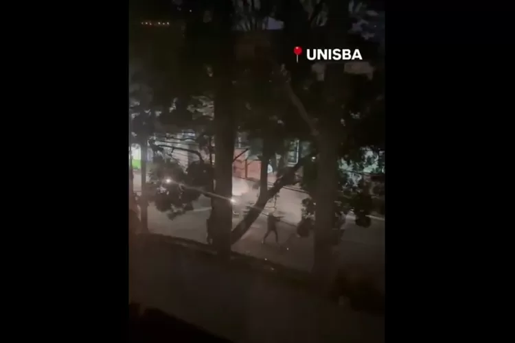 aparat-tembakkan-gas-air-mata-ke-kampus-unisba,-situasi-mencekam