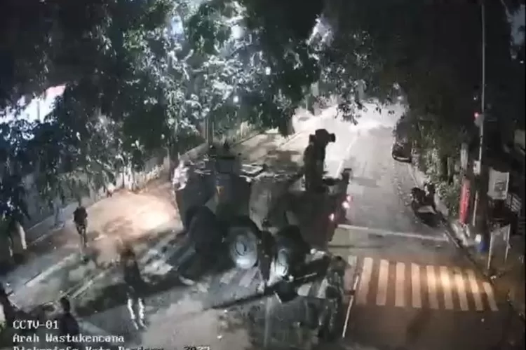 viral-polisi-serang-unisba,-polda-jabar:-gas-air-mata-terbawa-angin