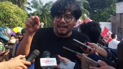 ferry-irwandi:-darurat-militer-berhasil-dicegah,-masyarakat-diminta-tetap-tenang