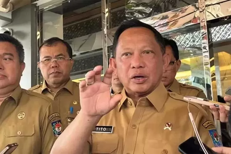 redam-gejolak-massa,-mendagri-tito-karnavian-desak-pemda-percepat-penyaluran-bansos
