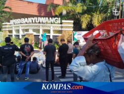 Suara Lirih Mistiohadi Jajakan Nasi Bungkus di Tengah Lantang Orasi Demonstrasi
