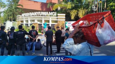 suara-lirih-mistiohadi-jajakan-nasi-bungkus-di-tengah-lantang-orasi-demonstrasi