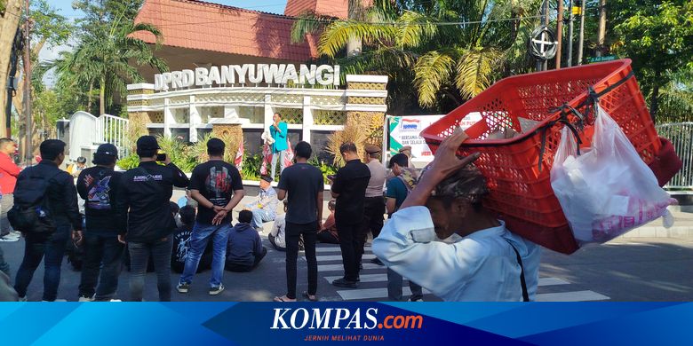 suara-lirih-mistiohadi-jajakan-nasi-bungkus-di-tengah-lantang-orasi-demonstrasi
