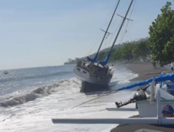 Cuaca Buruk, Kapal Layar Bermuatan WNA Terdampar di Pantai Amed Karangasem Bali: Seluruh ABK Selamat