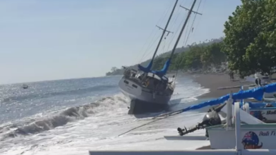 cuaca-buruk,-kapal-layar-bermuatan-wna-terdampar-di-pantai-amed-karangasem-bali:-seluruh-abk-selamat