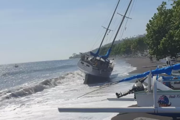 cuaca-buruk,-kapal-layar-bermuatan-wna-terdampar-di-pantai-amed-karangasem-bali:-seluruh-abk-selamat