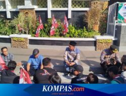Redam Tensi Demo, Anggota DPRD Banyuwangi Duduk di Trotoar Bareng Mahasiswa