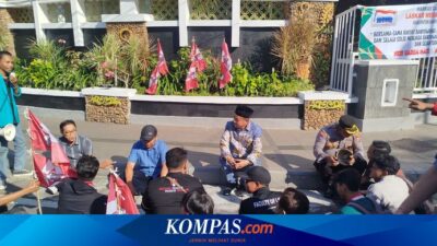 redam-tensi-demo,-anggota-dprd-banyuwangi-duduk-di-trotoar-bareng-mahasiswa