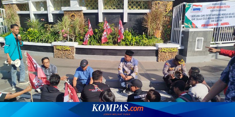 redam-tensi-demo,-anggota-dprd-banyuwangi-duduk-di-trotoar-bareng-mahasiswa