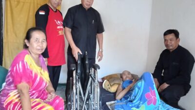 lumpuh-,-aripin-warga-desa-kedaleman-rogojampi-dapat-kursi-roda-3-in-1