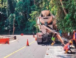 Nanti Malam Dibuka! Jalan Nasional Km 37,6 Rampung, Pekerja Kebut Finishing dan Bersihkan Aspal Licin